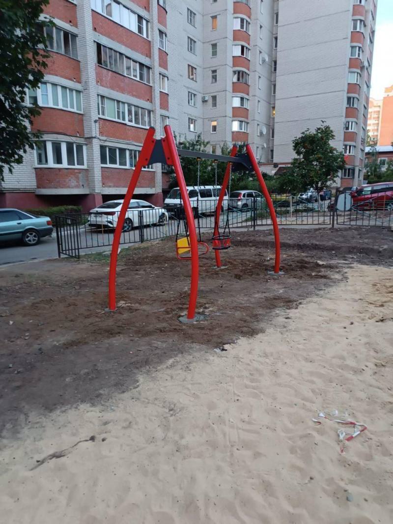 Установка детских качелей возле новостройки 2024